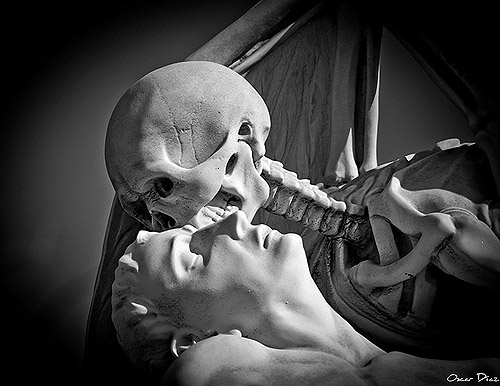 El beso de la muerte. Fotografía de Óscar Díaz